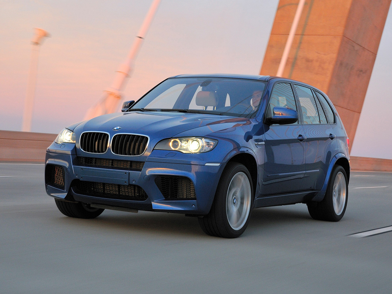 BMW X5 M - характеристики, фото, цена.