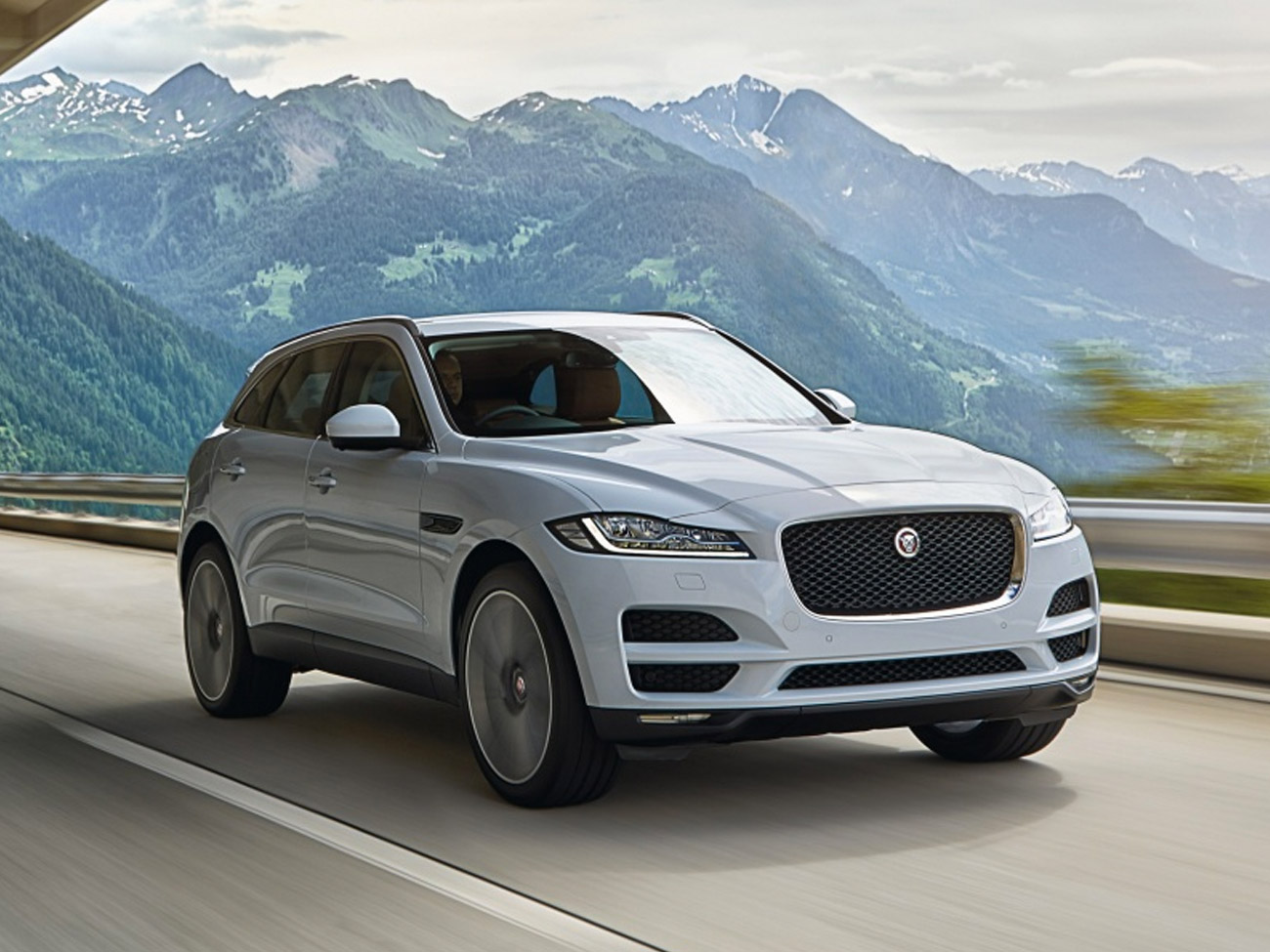 Тип трансмиссии Jaguar F-PACE: механическая или автоматическая коробка  передач и количество передач у Ягуар F-PACE