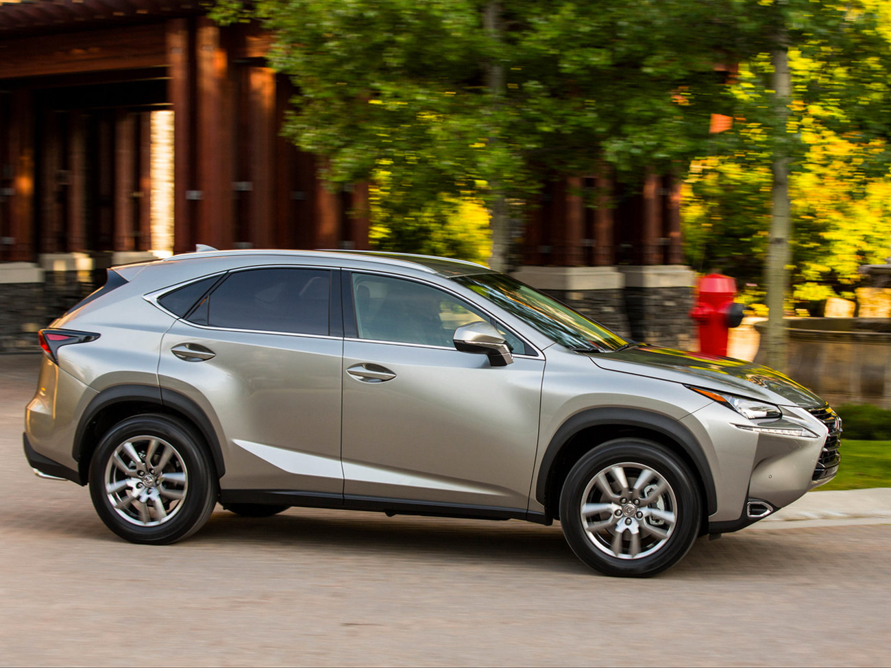 Lexus NX /t AT Luxury - цены, характеристики, комплектация.