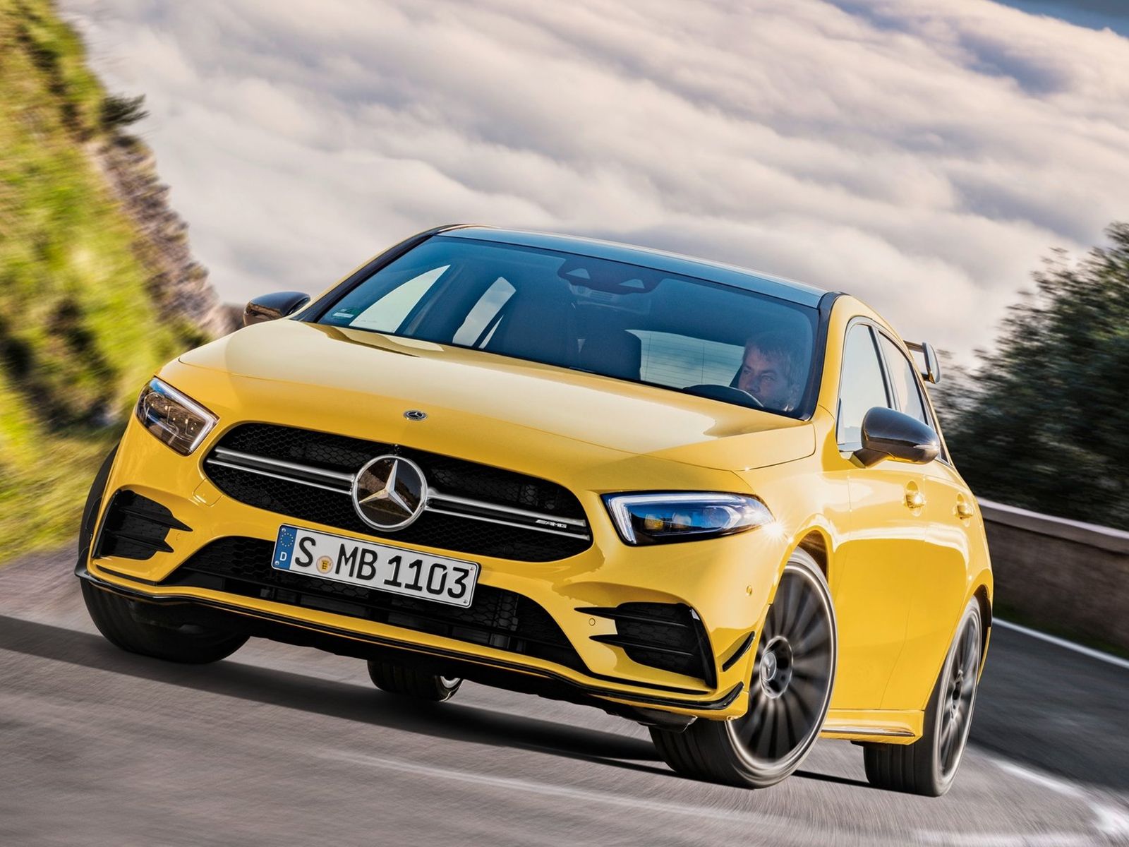 Вес автомобиля Mercedes-Benz AMG A-Класс хэтчбек: сколько весит  Mерседес-Бенц AMG A-Класс хэтчбек в комплектациях, масса автомобиля без  нагрузки