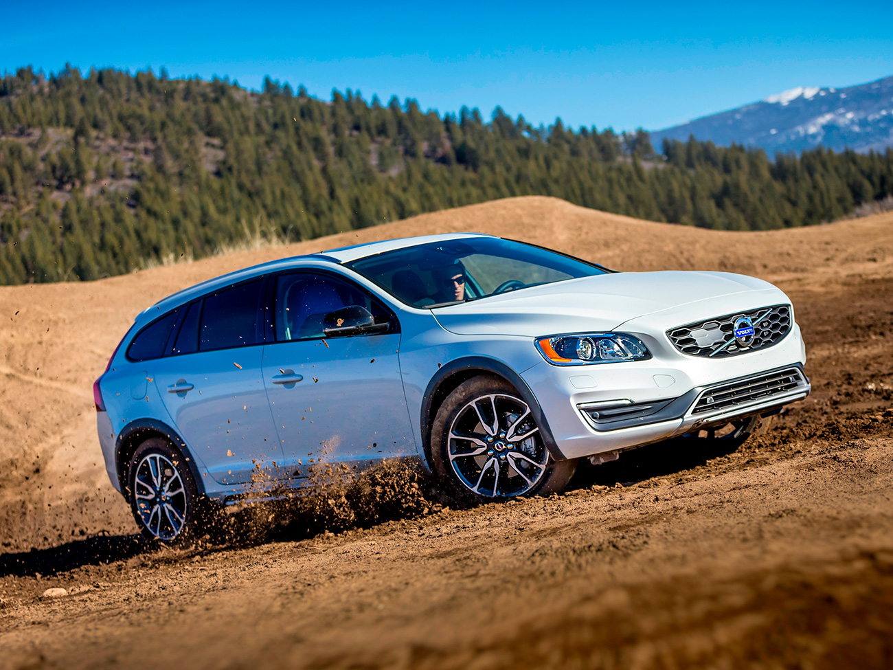 Марка вольво страна. Вольво v60 Cross Country. Volvo v60 Cross Country 2015-2018. Volvo s60 Cross Country. Вольво универсал 2015.